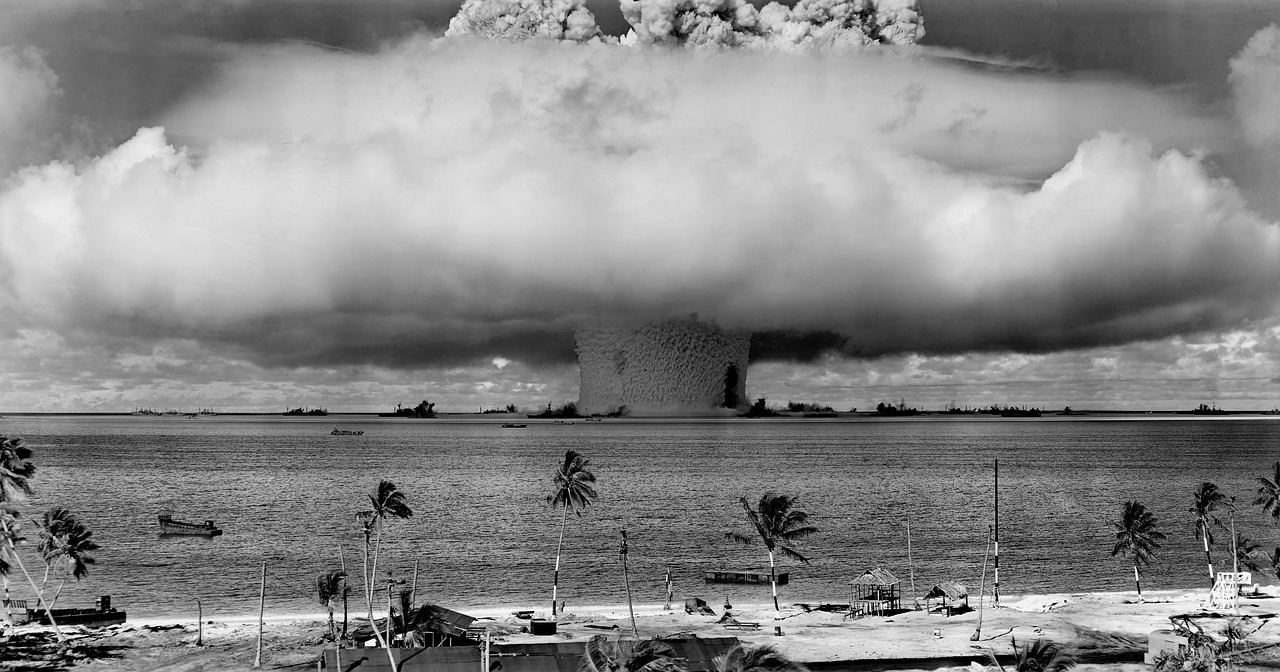 ‘Deneutralising’ to Neutralise: Questioning the World of Nuclear Weapons